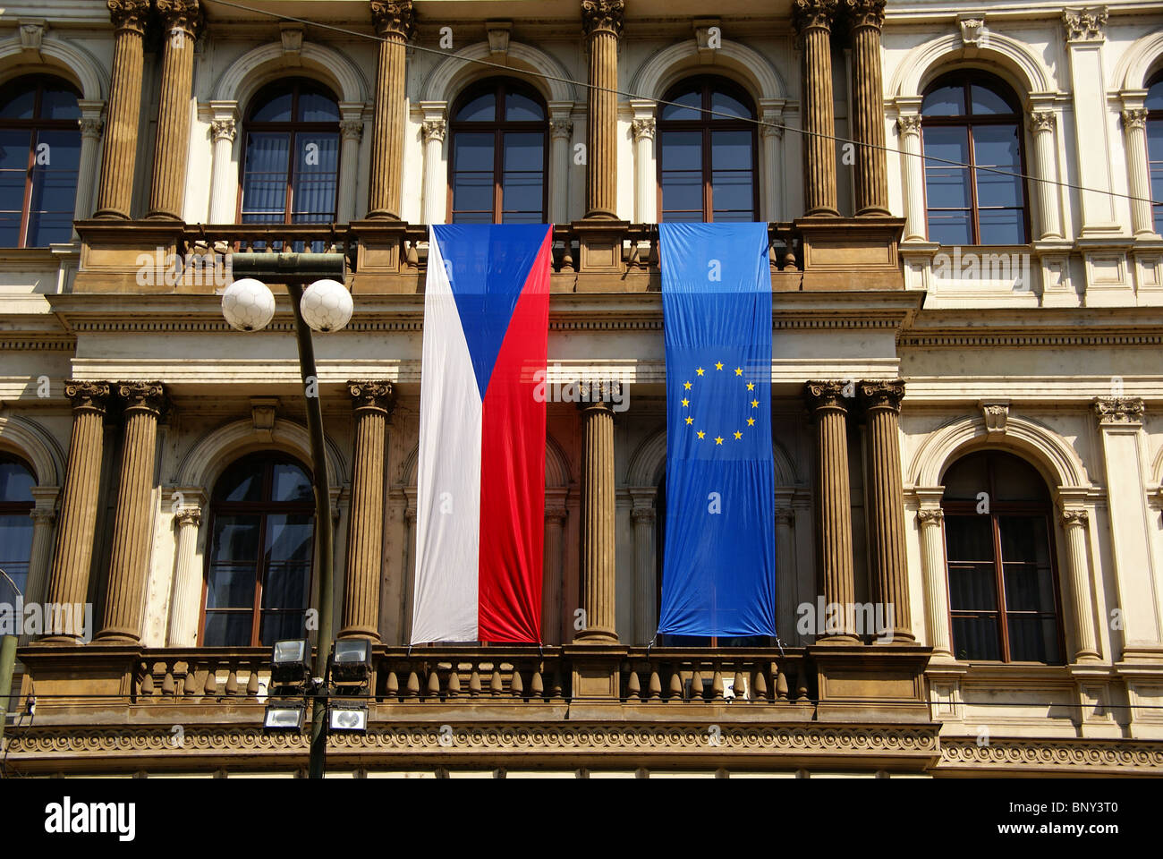 Bandiera ceca accanto a una bandiera dell'Unione europea UE Foto Stock