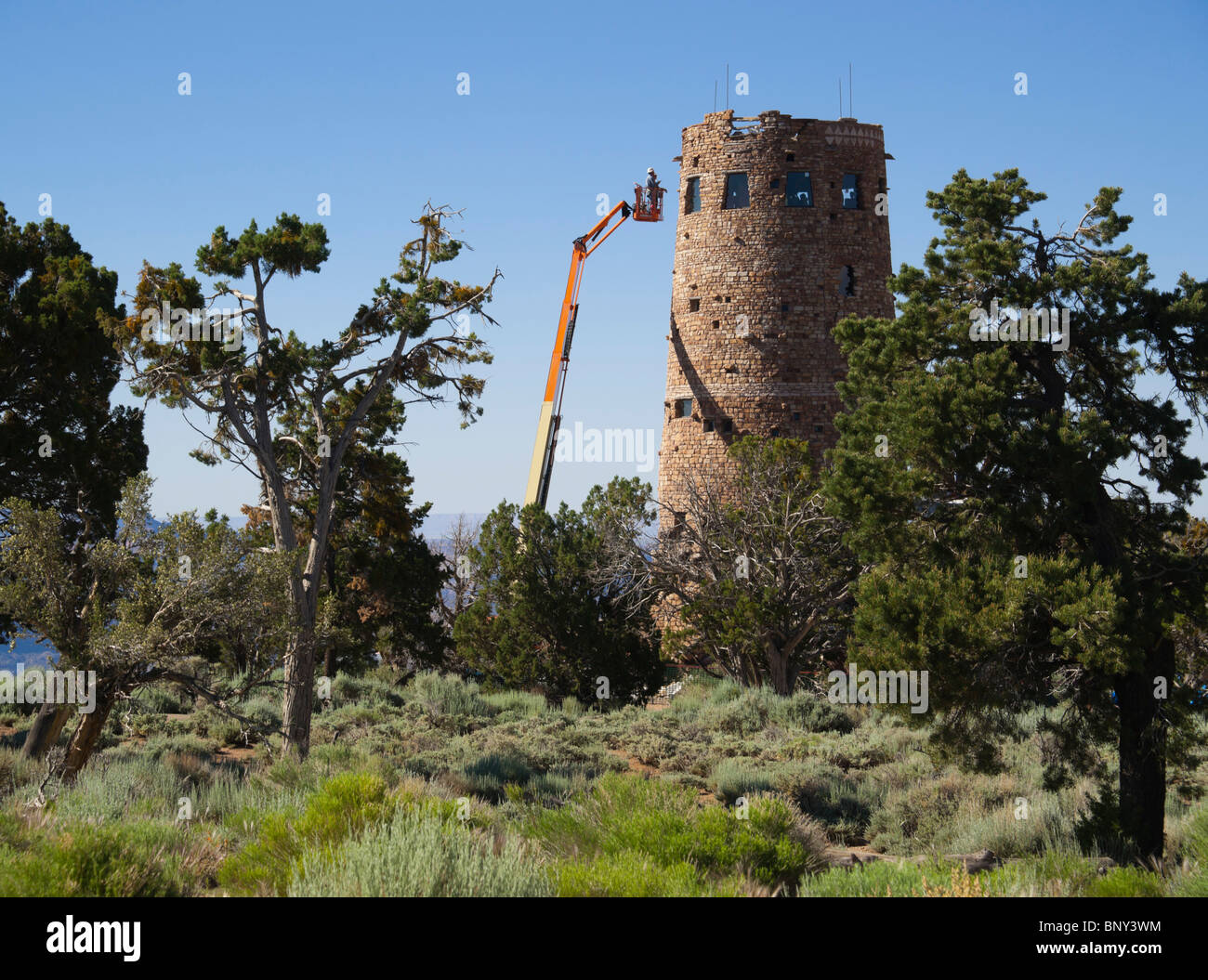 Parco Nazionale del Grand Canyon STATI UNITI D'AMERICA - cherrypicker muratura restauro della torre di avvistamento in vista del deserto. Foto Stock
