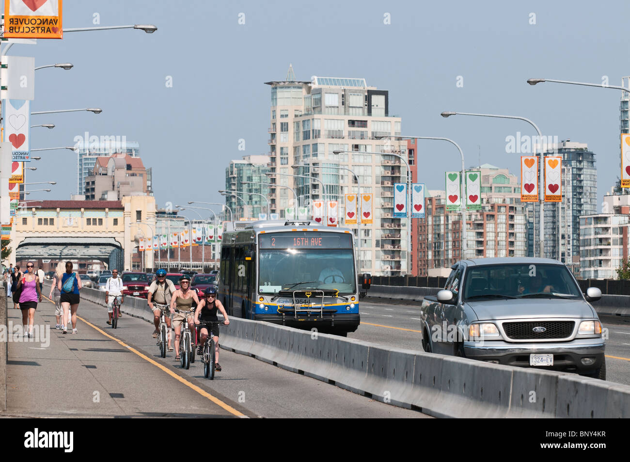 Pedone, bici e traffico di veicoli sul Burrard Street Bridge, Vancouver, Canada. Foto Stock