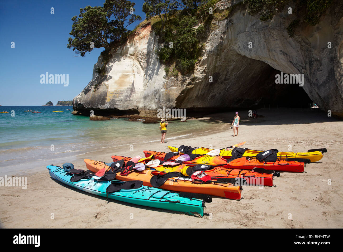 Kayaks, Cove della cattedrale, Penisola di Coromandel, Isola del nord, Nuova Zelanda Foto Stock
