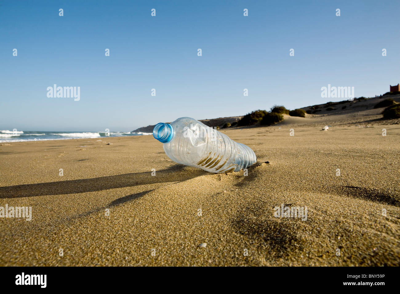 Bottiglia d'acqua in plastica abbandonati sulla spiaggia, Souss-Massa National Park, Marocco Foto Stock