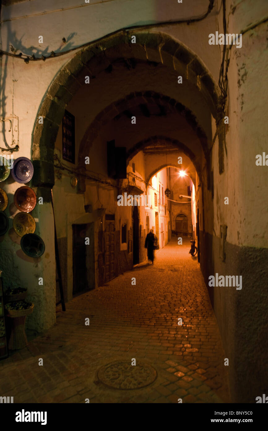 Vicoletto pieno nel quartiere della medina di Essaouira, Marocco Foto Stock