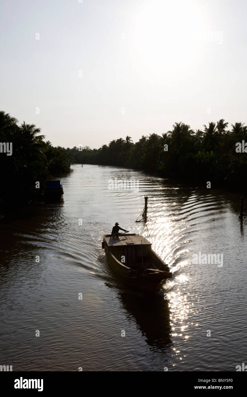 Barca su un piccolo ramo del fiume Mekong, Vietnam Foto Stock