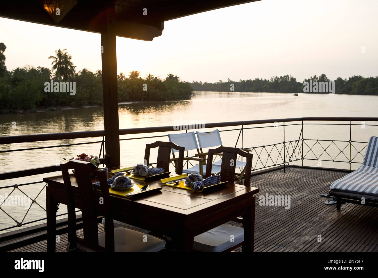 Barca a vela sul fiume Mekong su una tavola di legno imbarcazione turistica del Fiume Mekong Delta Regione, Vietnam Foto Stock