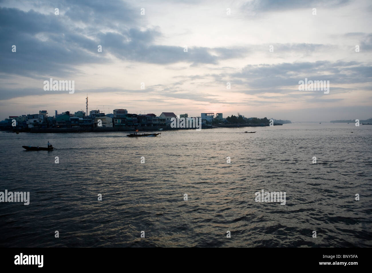 Mercato Galleggiante di Tra On sul fiume Mekong, Vinh Long Provincia, Vietnam Foto Stock