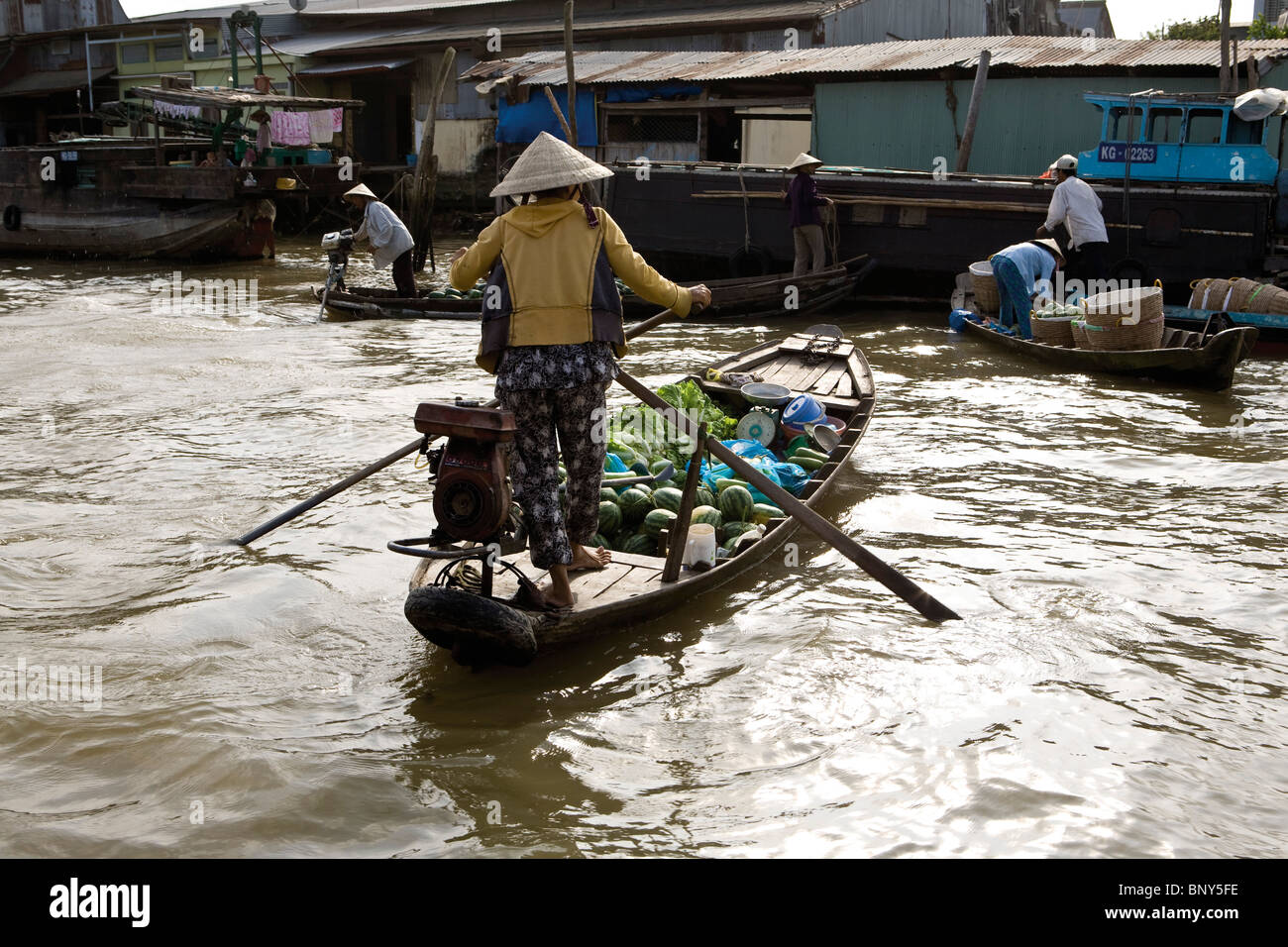 Mercato galleggiante di Cai Rang nella città di Can Tho, Vietnam, sul fiume Mekong Foto Stock