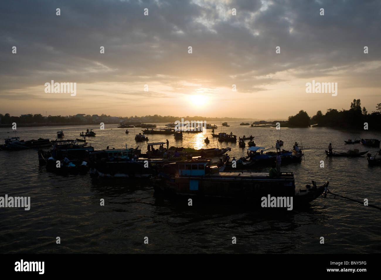 Mercato Galleggiante di Tra On sul fiume Mekong, Vinh Long Provincia, Vietnam Foto Stock