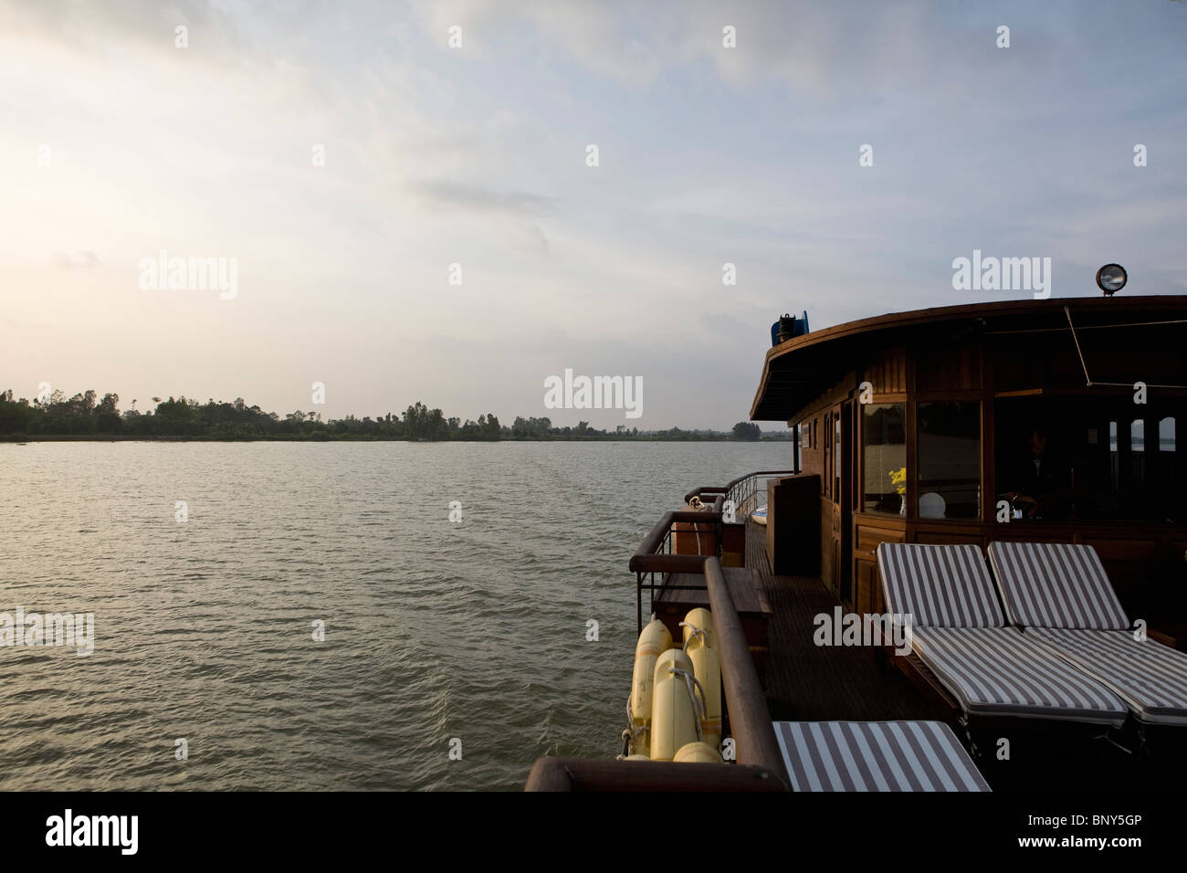 Barca a vela sul fiume Mekong in un tour in barca Foto Stock