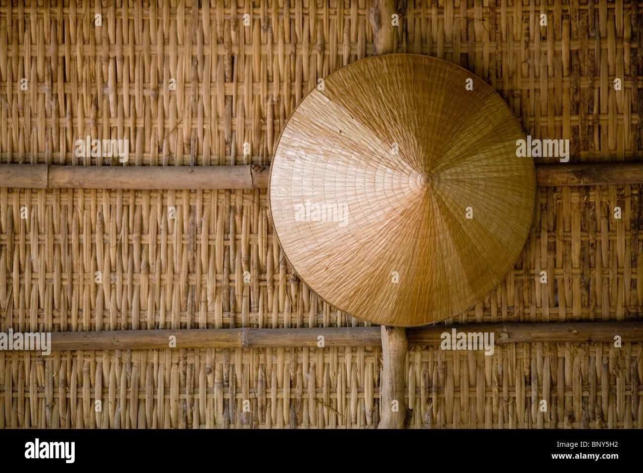 Il vietnamita hat appeso alla parete Foto Stock