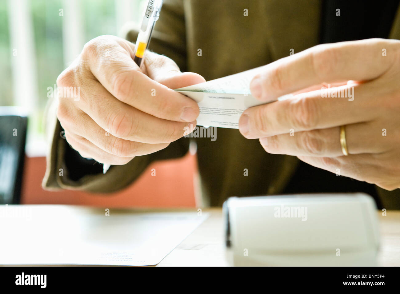 Tenendo la ricevuta di pagamento Foto Stock