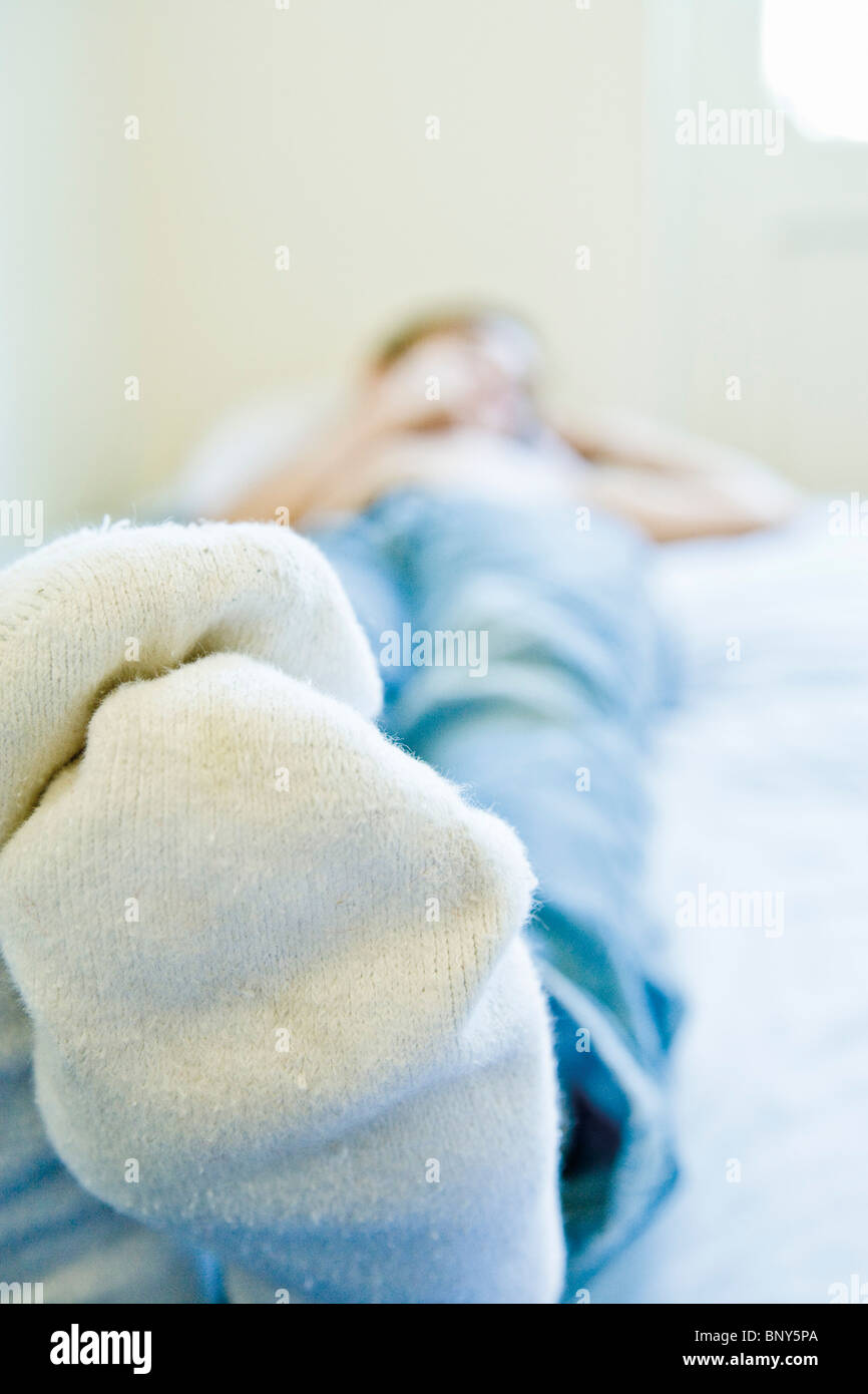Rilassarsi sul letto Foto Stock