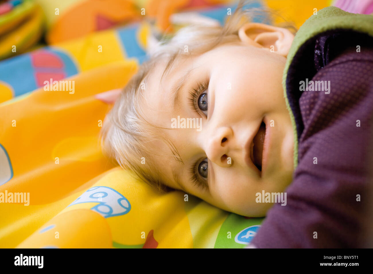 Bambino giacente su una coperta, ritratto Foto Stock