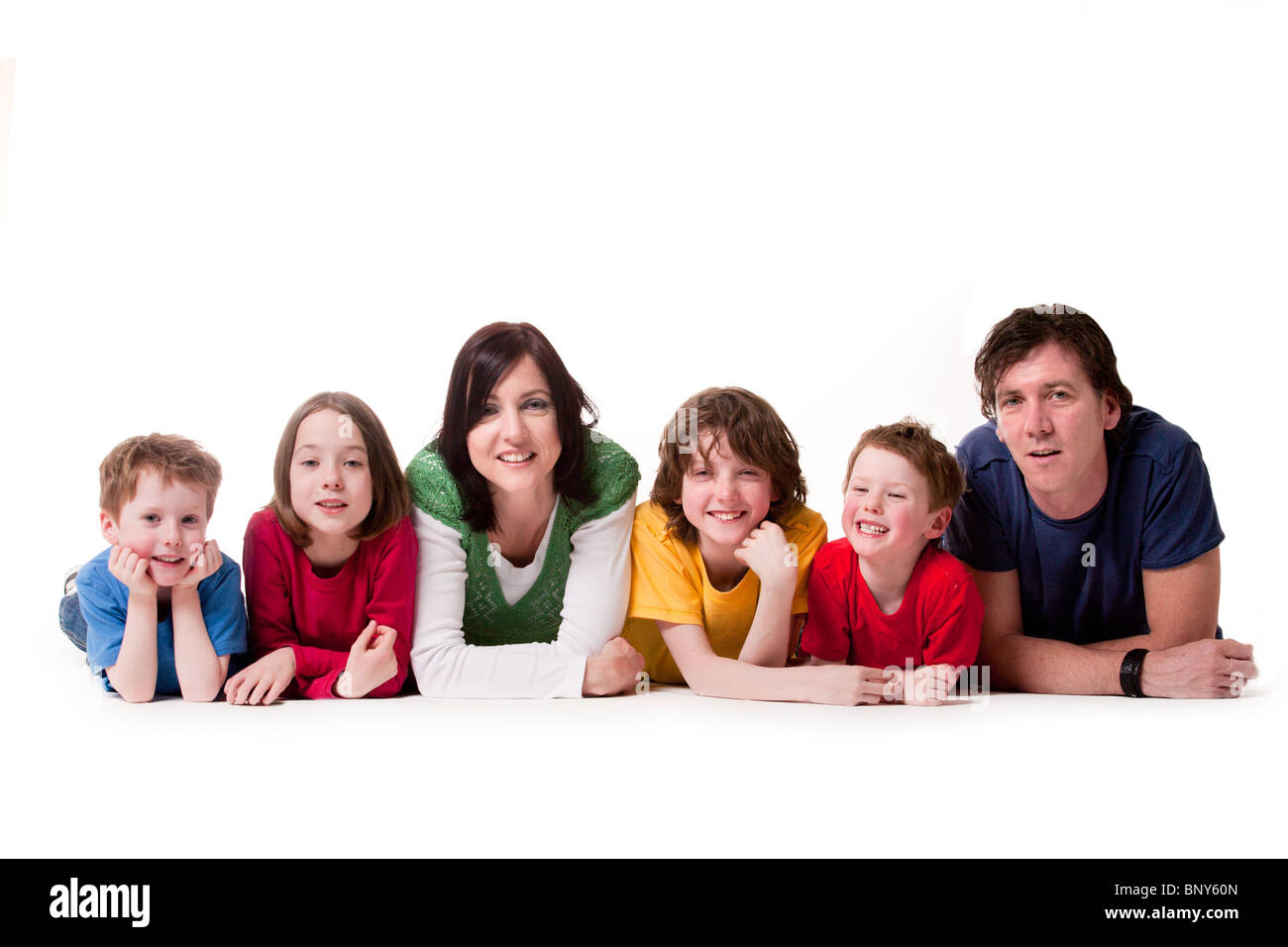 Grande famiglia giovane in una felice atmosfera colorata Foto Stock