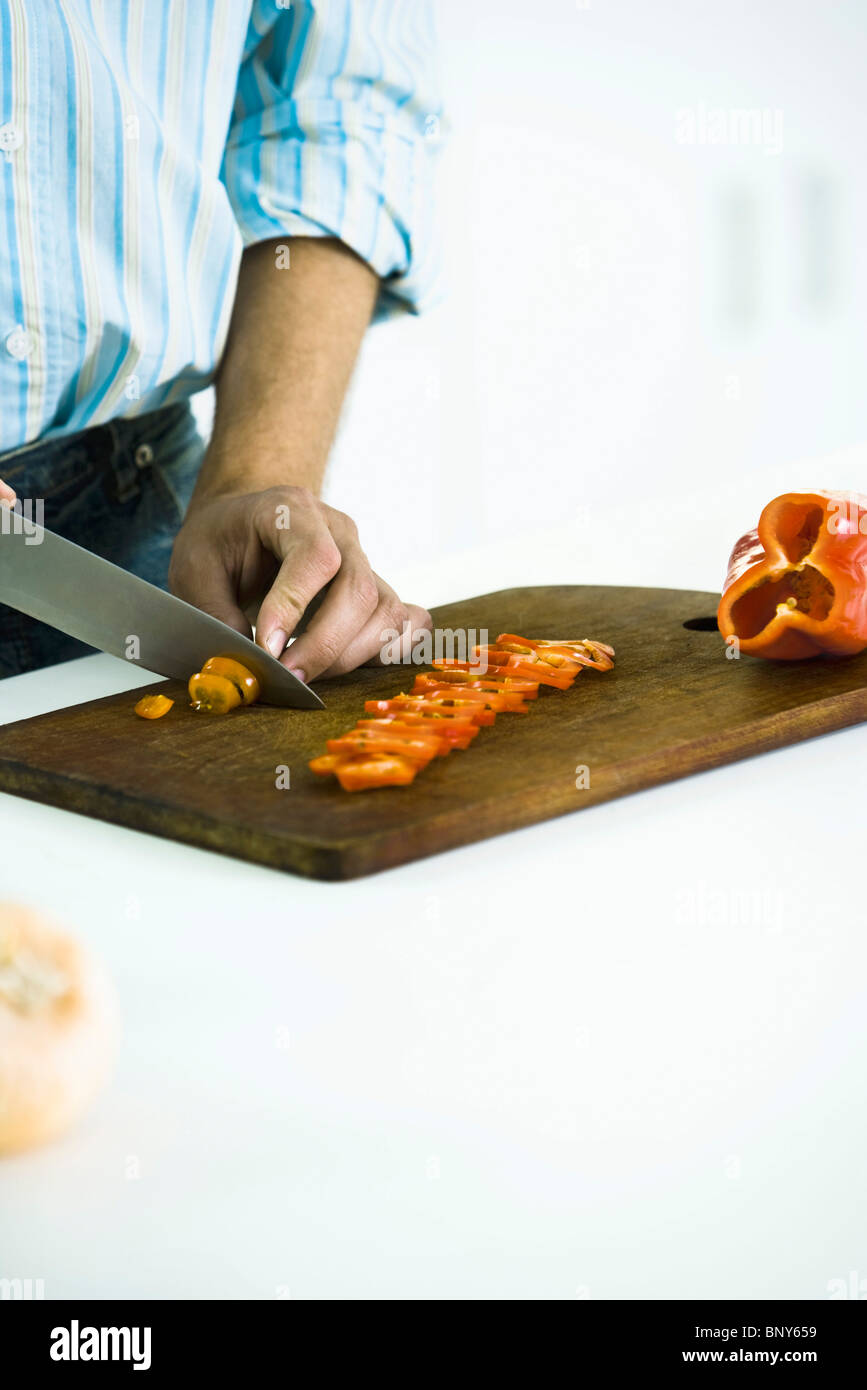 Fresca per affettare il peperone rosso sul bordo di taglio Foto Stock
