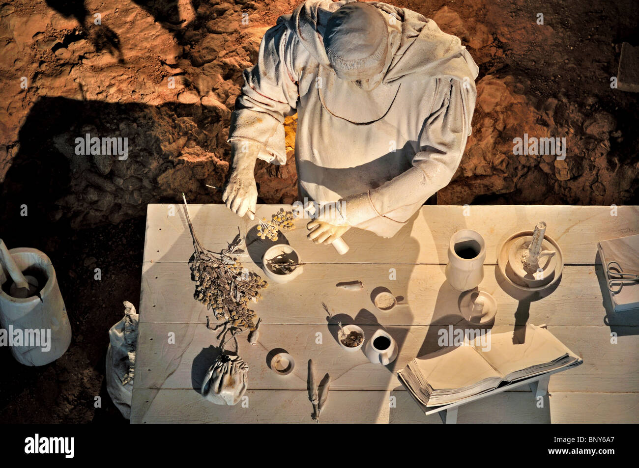 Spagna, San Juan de la Peña: Centro d'interpretazione del nuovo monastero che mostra un farmacista medievale Foto Stock