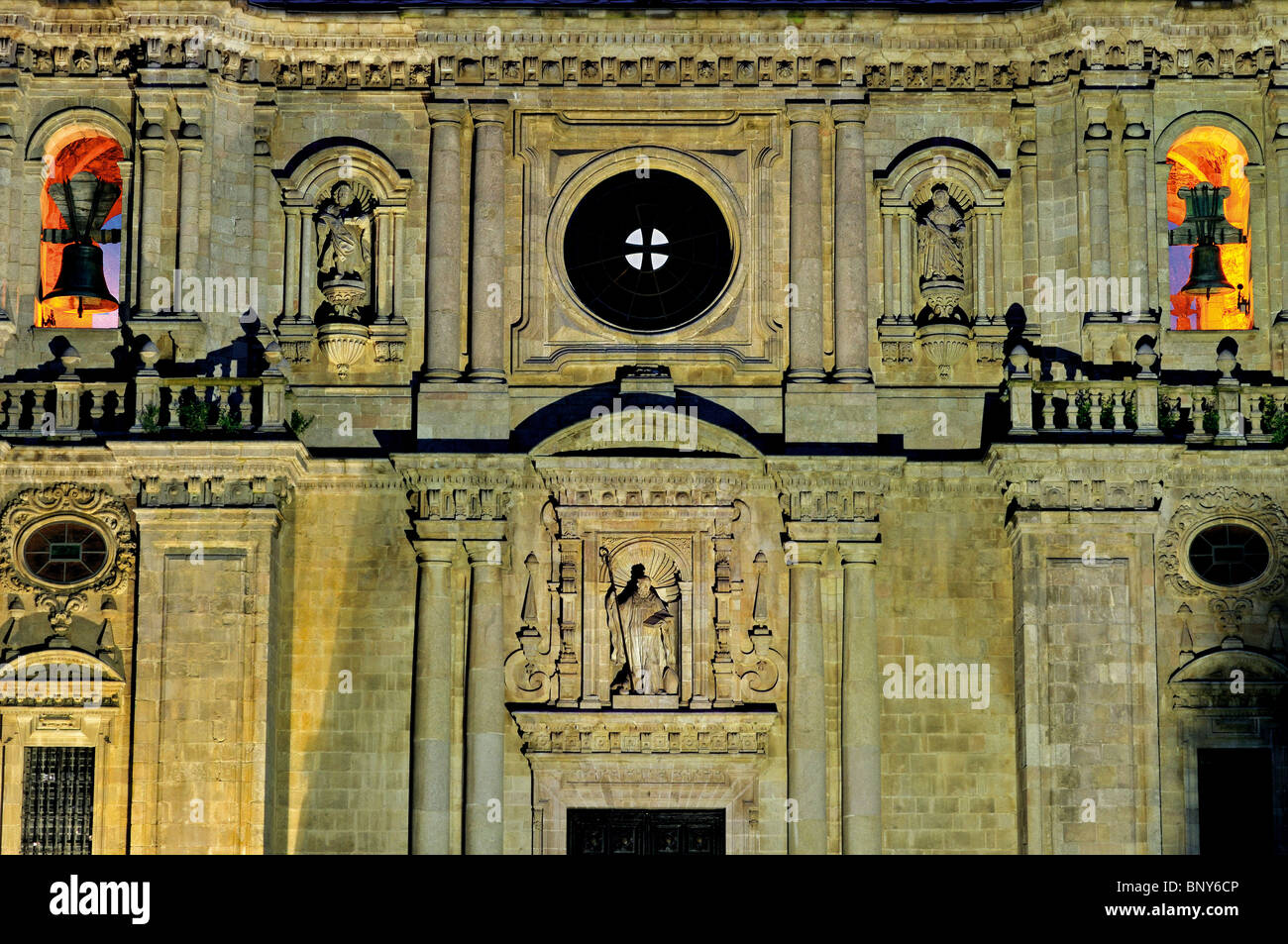 Spagna, San Giacomo modo: facciata principale della Basilica del monastero di San Xulian de Samos Foto Stock