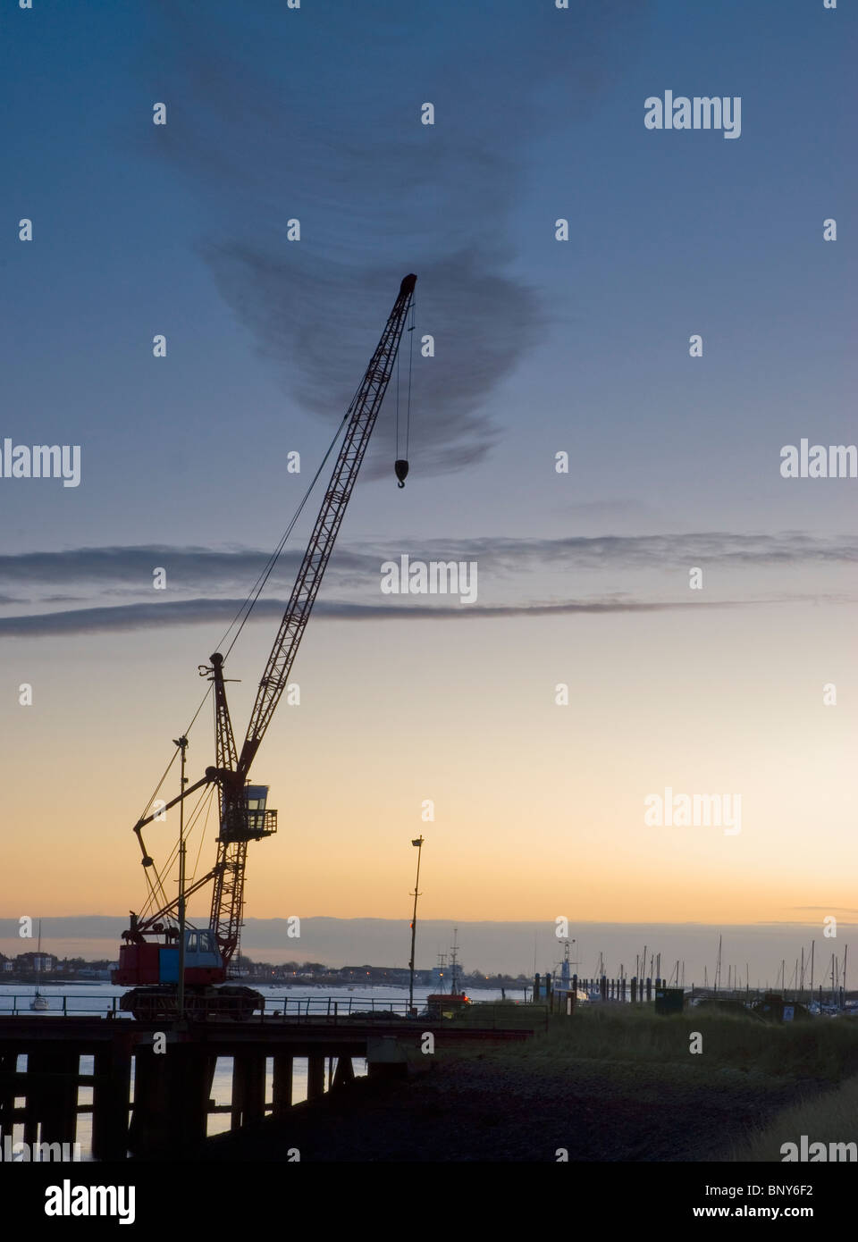 Gru portuali la mattina presto Foto Stock