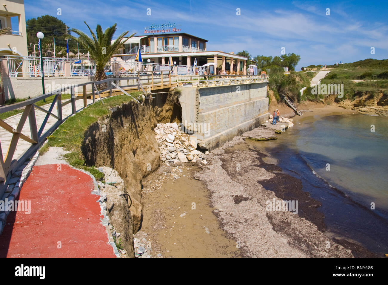Erosione delle difese costiere al di fuori di appartamenti a Sidari sull'isola greca di Corfu Grecia GR Foto Stock