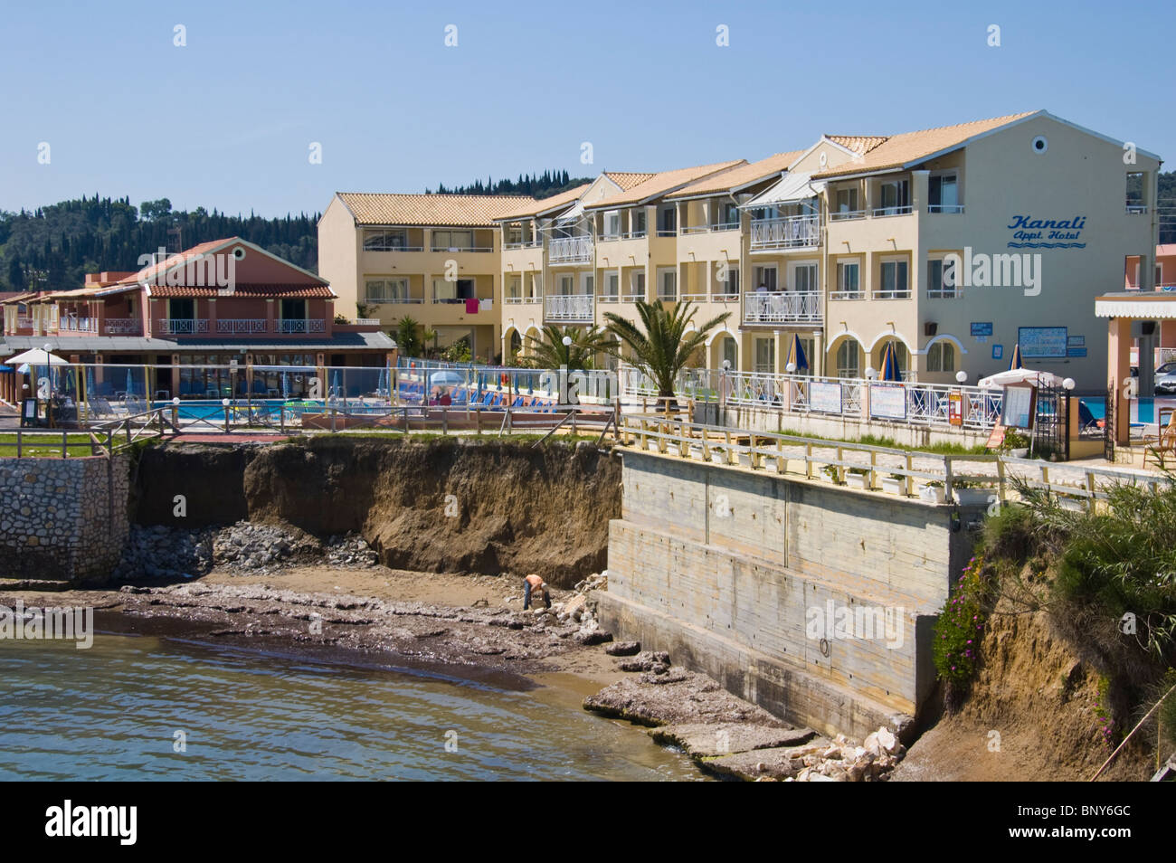 Erosione delle difese costiere al di fuori di appartamenti a Sidari sull'isola greca di Corfu Grecia GR Foto Stock