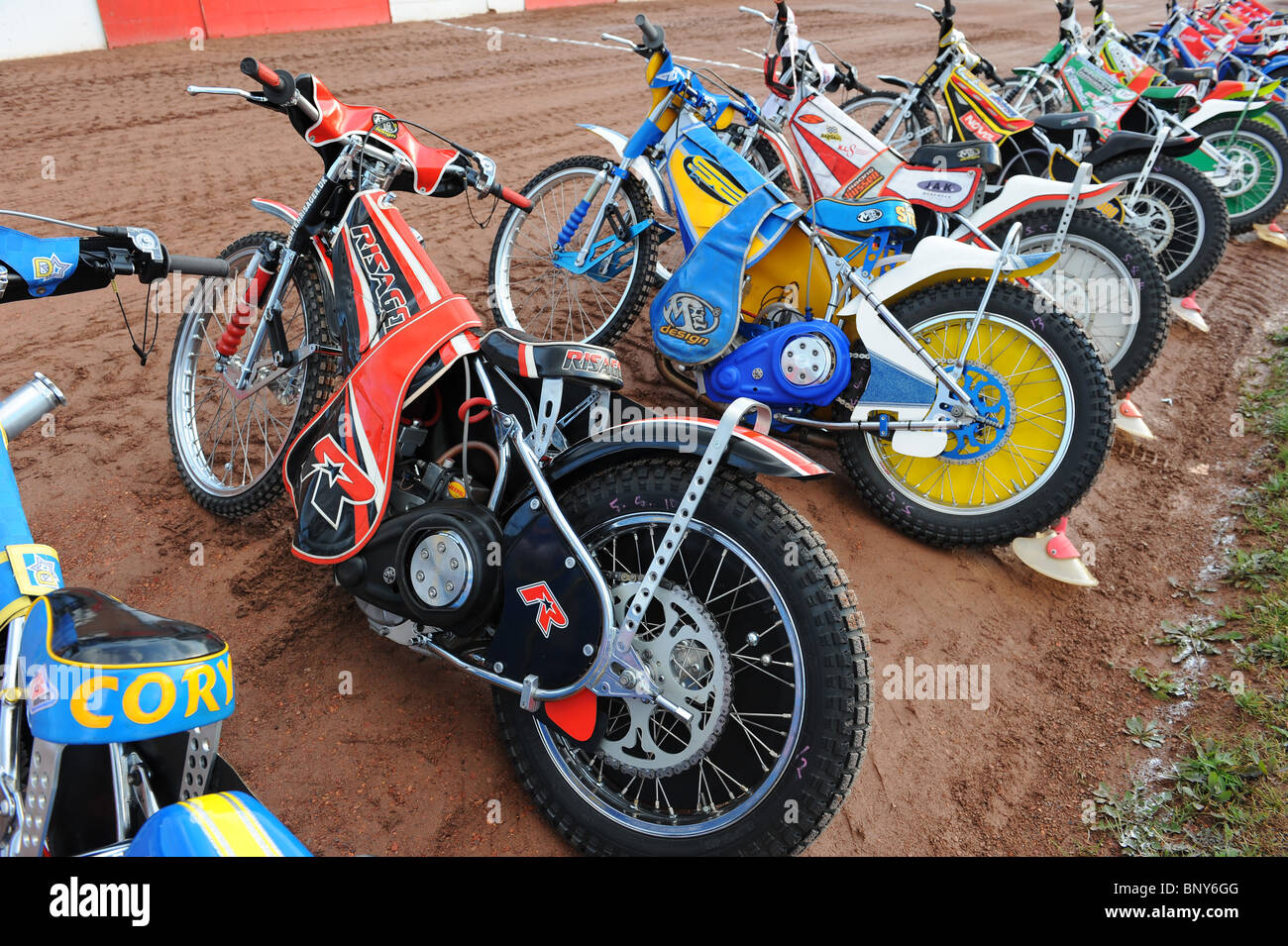 Speedway bikes sono schierate in pista prima della gara Foto Stock