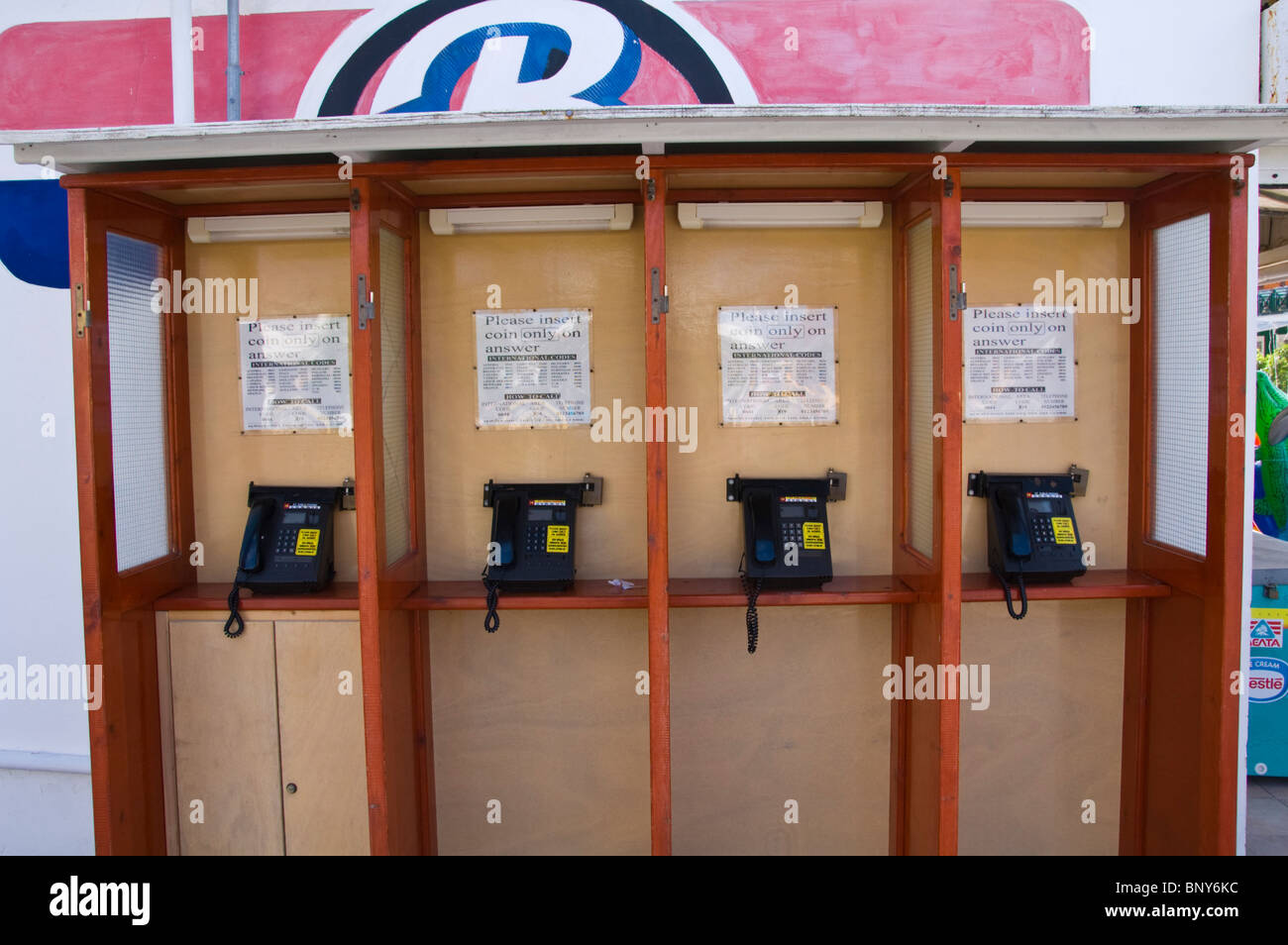 Telefoni pubblici a Sidari sull'isola greca di Corfu Grecia GR Foto Stock