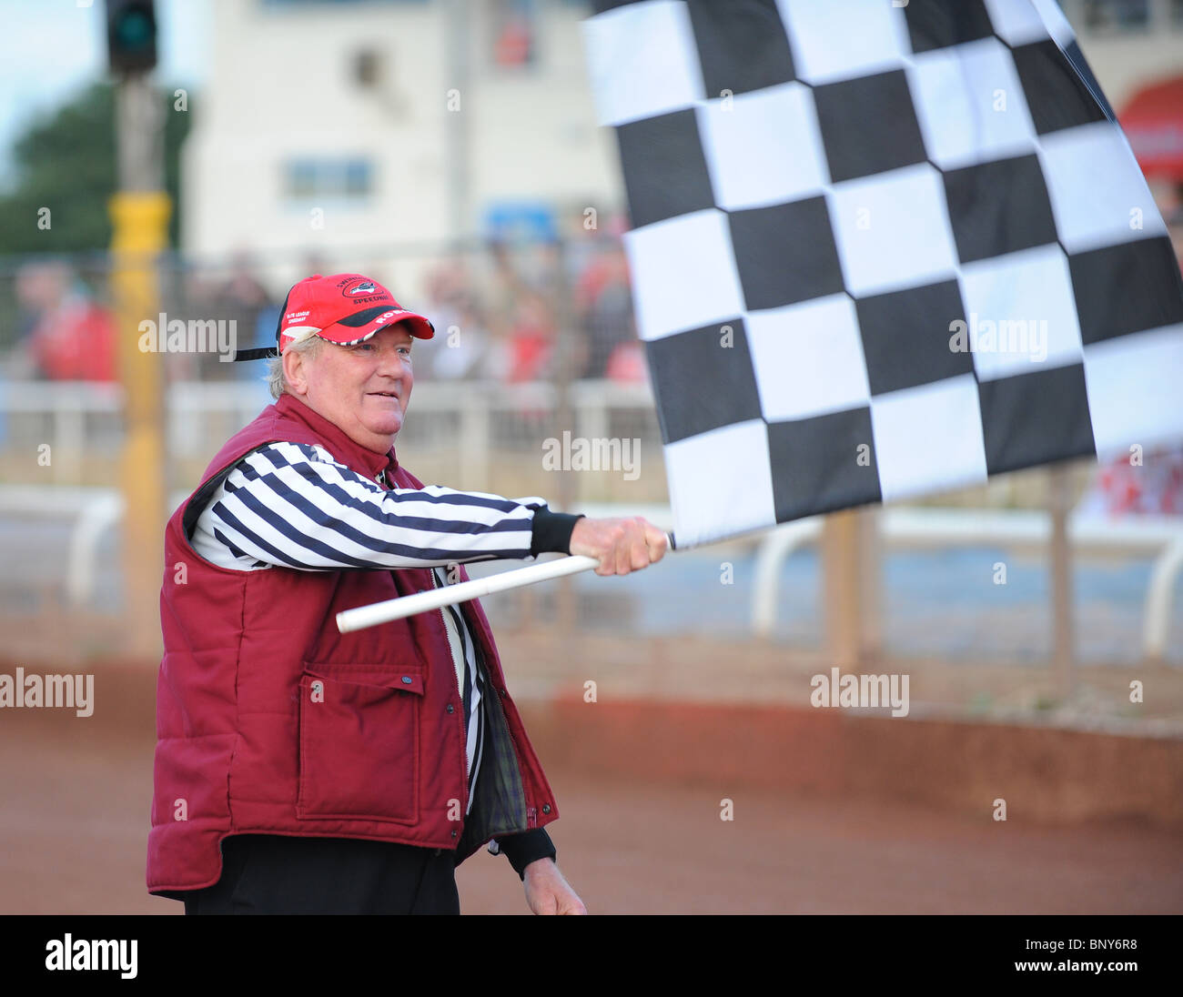 La bandiera a scacchi è sventolato durante un attrezzo tra il Swindon Robins e Peterborough Pantere Foto Stock