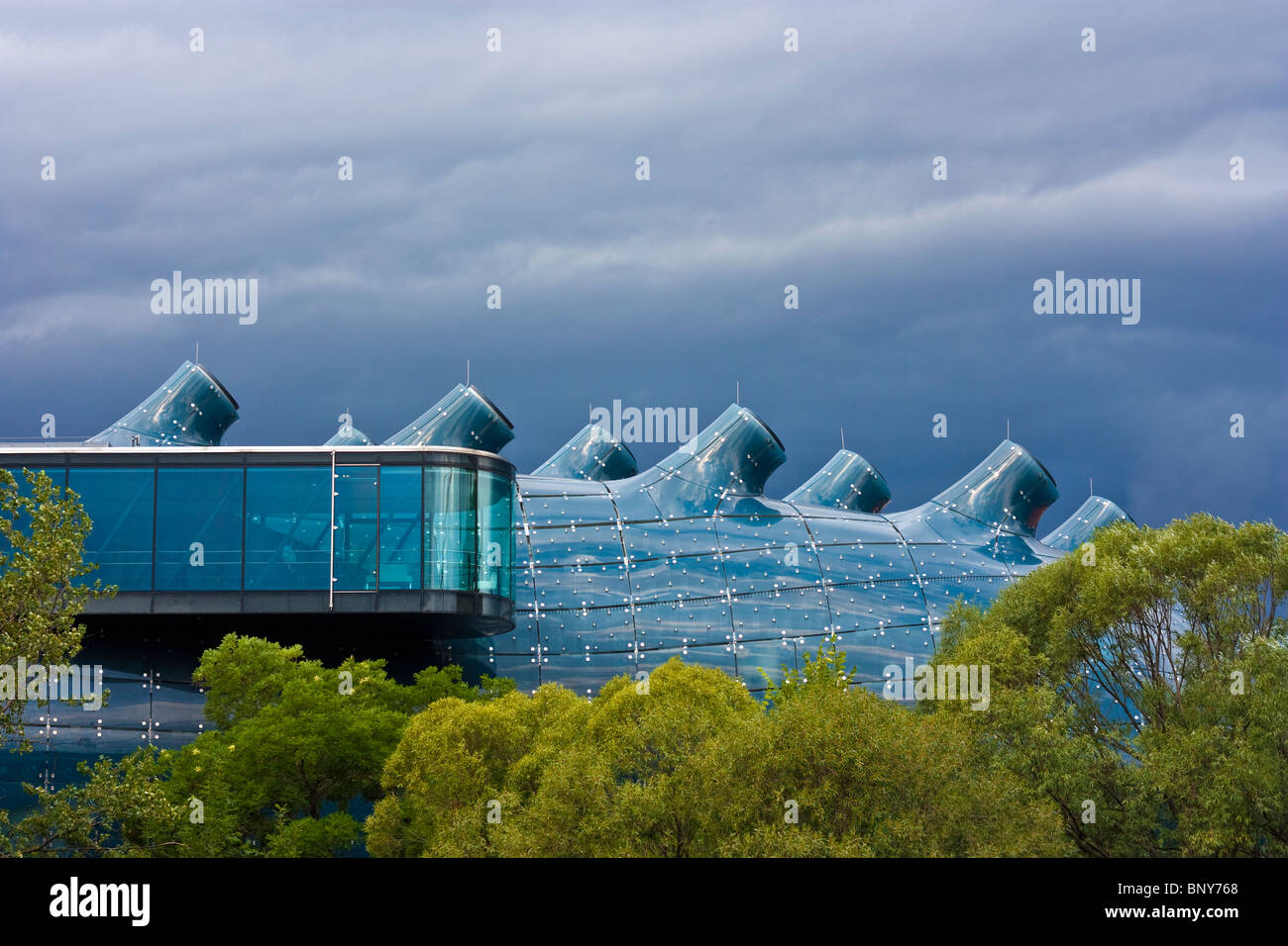 Kunsthaus Graz, un enorme bolla bluastro chiamato 'friendly alien' è la galleria d'arte da Graz, Stiria, Austria. Nuvole scure prima di r Foto Stock