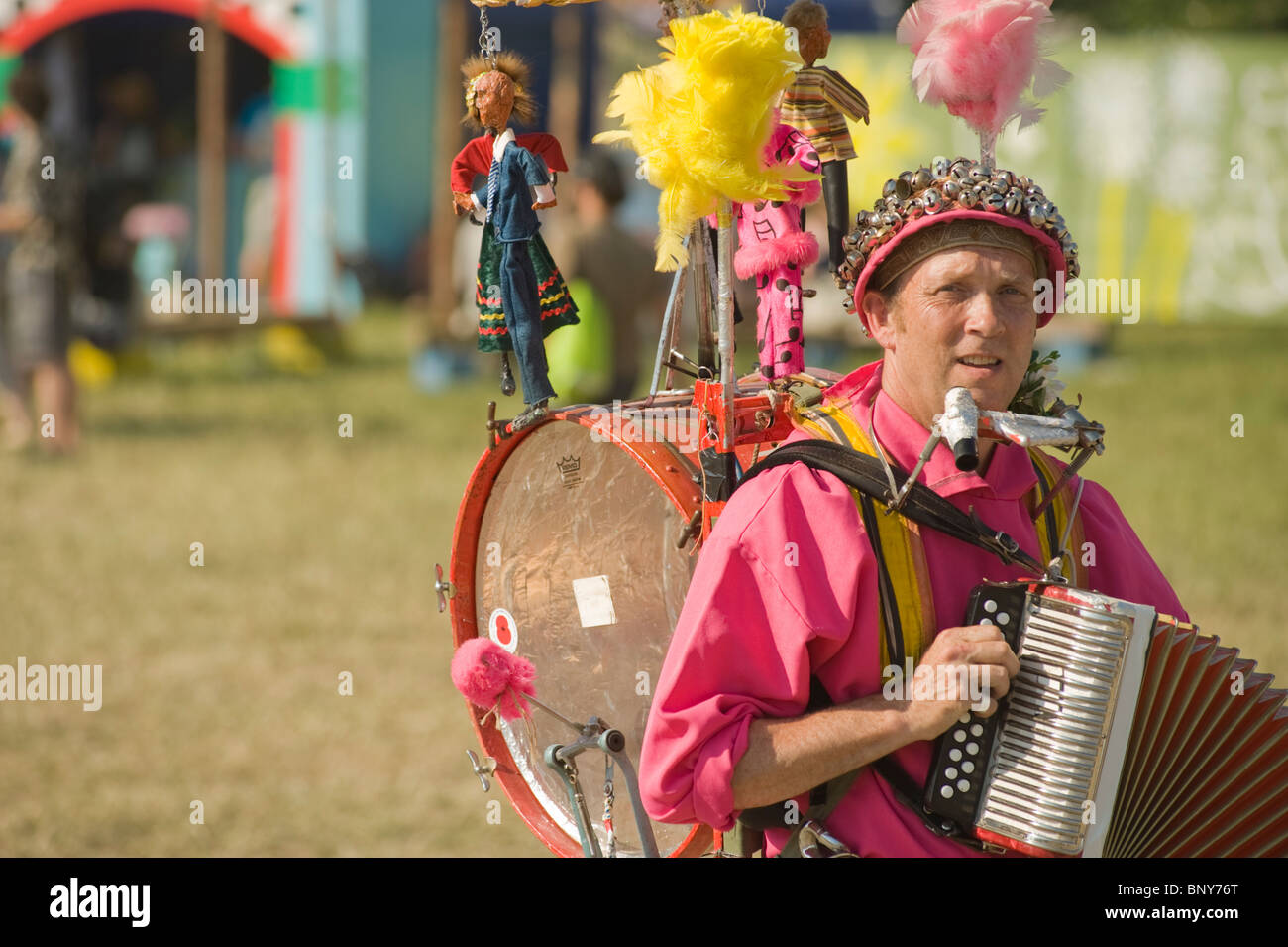 Festival di Glastonbury, Pilton, Somerset, Inghilterra, Regno Unito. Animatore di strada nel teatro e nell'area del circo del festival. Foto Stock