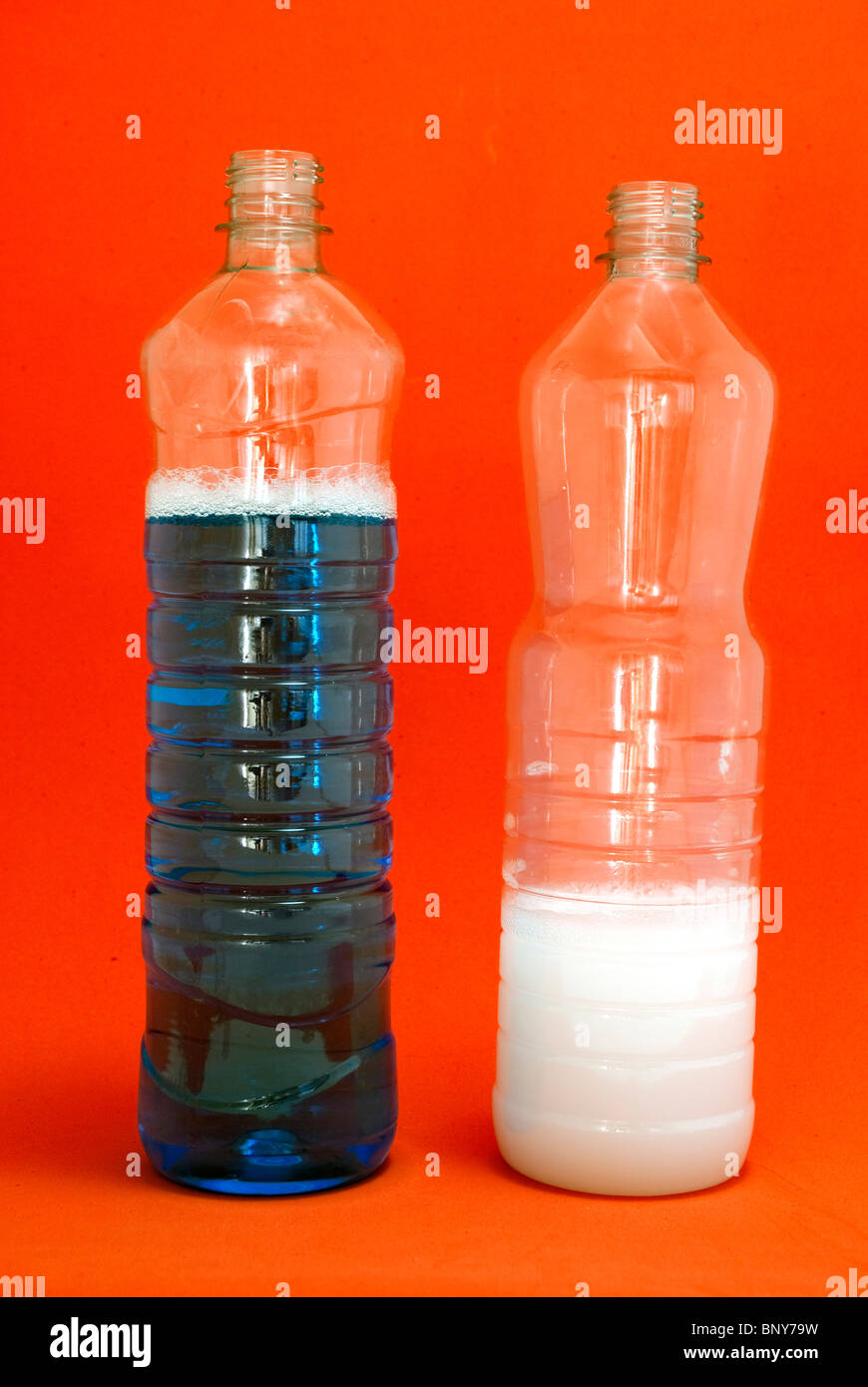 Bottiglie con detergente liquido Foto Stock