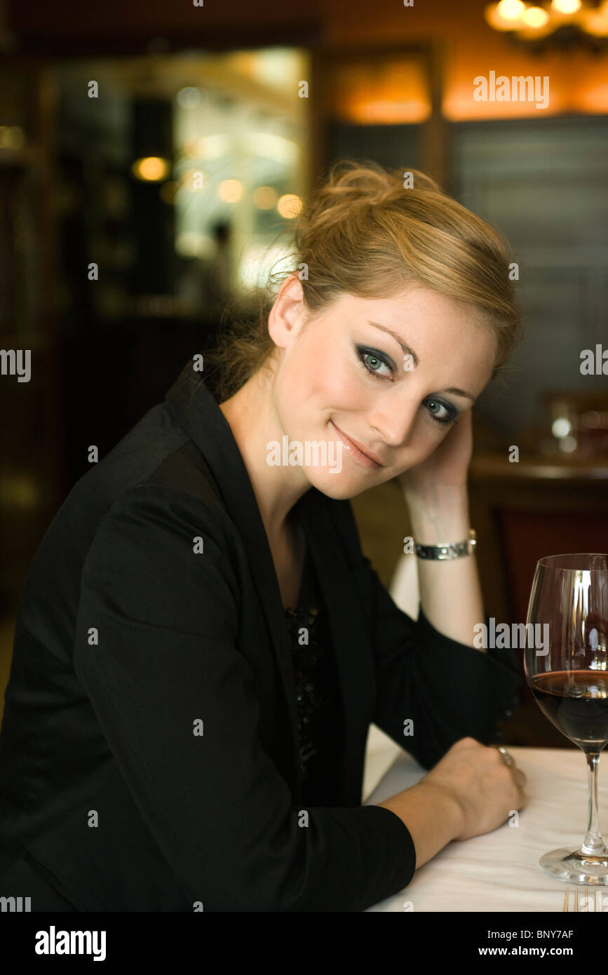 Donna fantasticando nel ristorante, ritratto Foto Stock