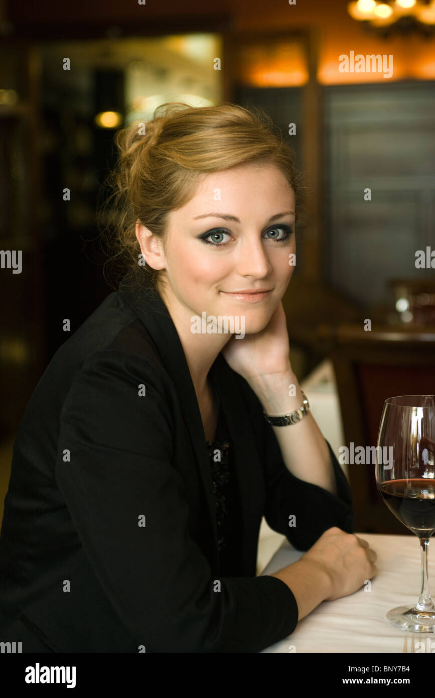 La donna nel ristorante, ritratto Foto Stock