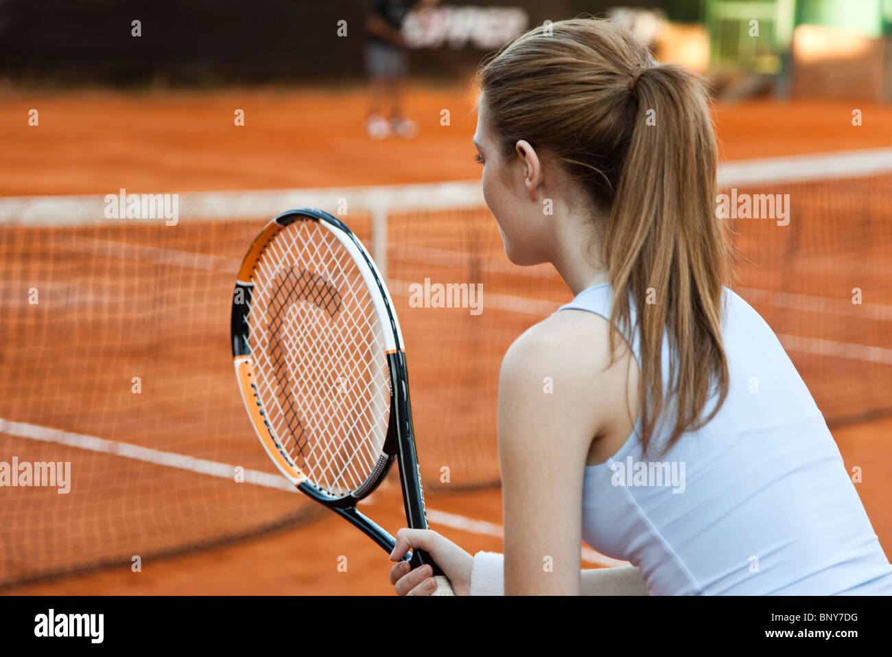 Ragazza adolescente giocando a tennis Foto Stock
