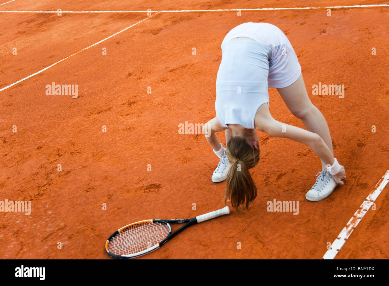 Giocatore di Tennis stretching prima del gioco Foto Stock