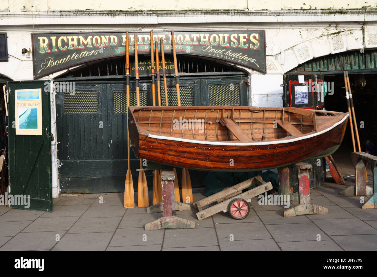 Richmond Bridge Boathouses, Richmond, London, TW9. Foto Stock
