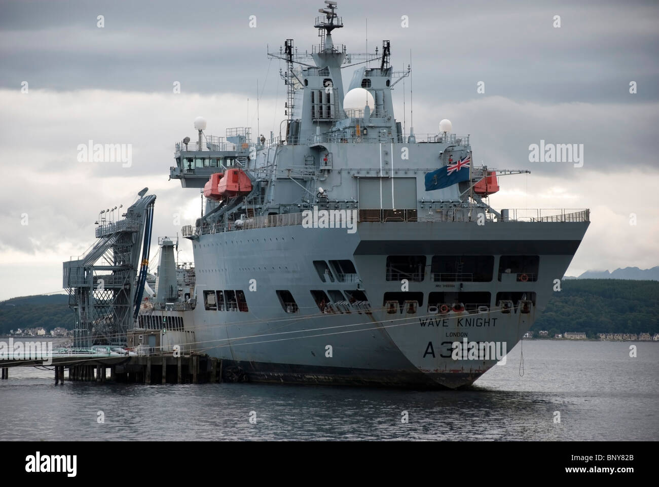 Royal Fleet nave ausiliaria Cavaliere d'onda ancorata al ministero della Marina Jetty Port Lamont Loch sforzati Argyll Foto Stock