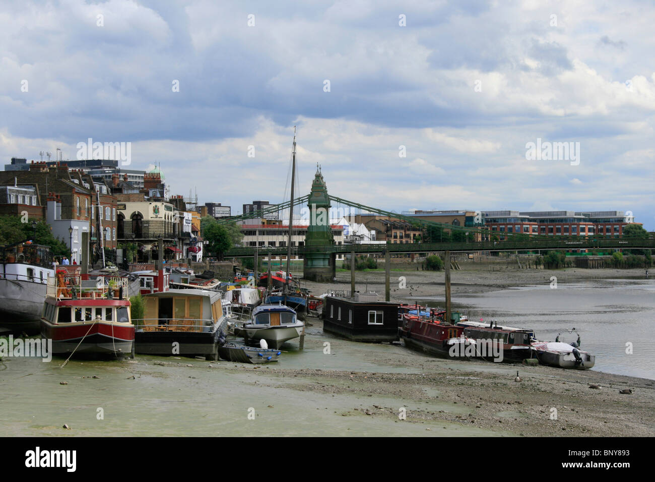 Case galleggianti ormeggiate dai Hammersmith Mall superiore con Hammersmith Bridge in background, Londra Foto Stock