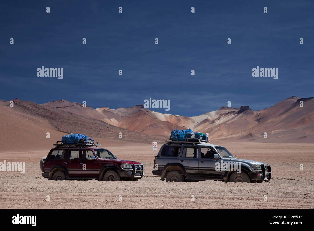 2 veicoli 4WD nel deserto con la moody sky Foto Stock