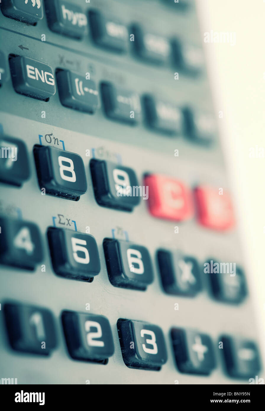 La calcolatrice su sfondo bianco , close up photo with Shallow DOF e spazio per il testo Foto Stock