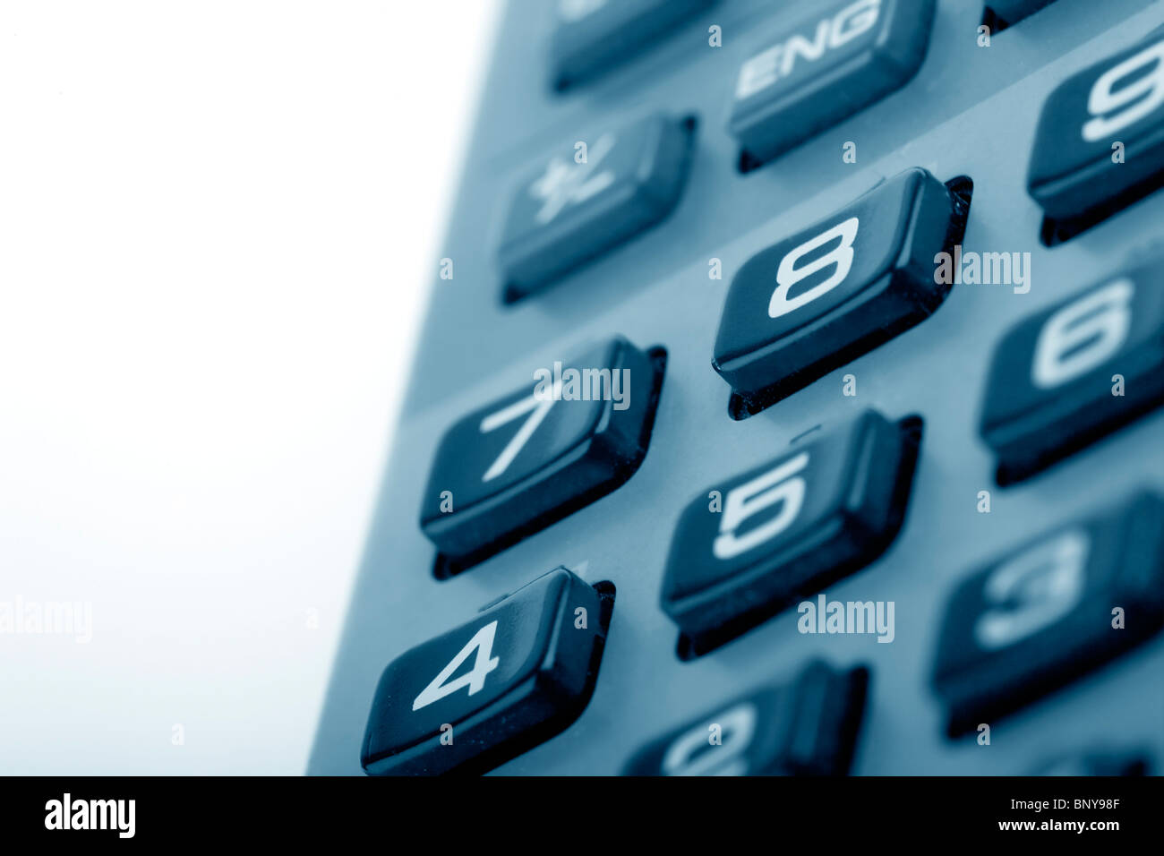 La calcolatrice su sfondo bianco , close up photo with Shallow DOF e spazio per il testo Foto Stock