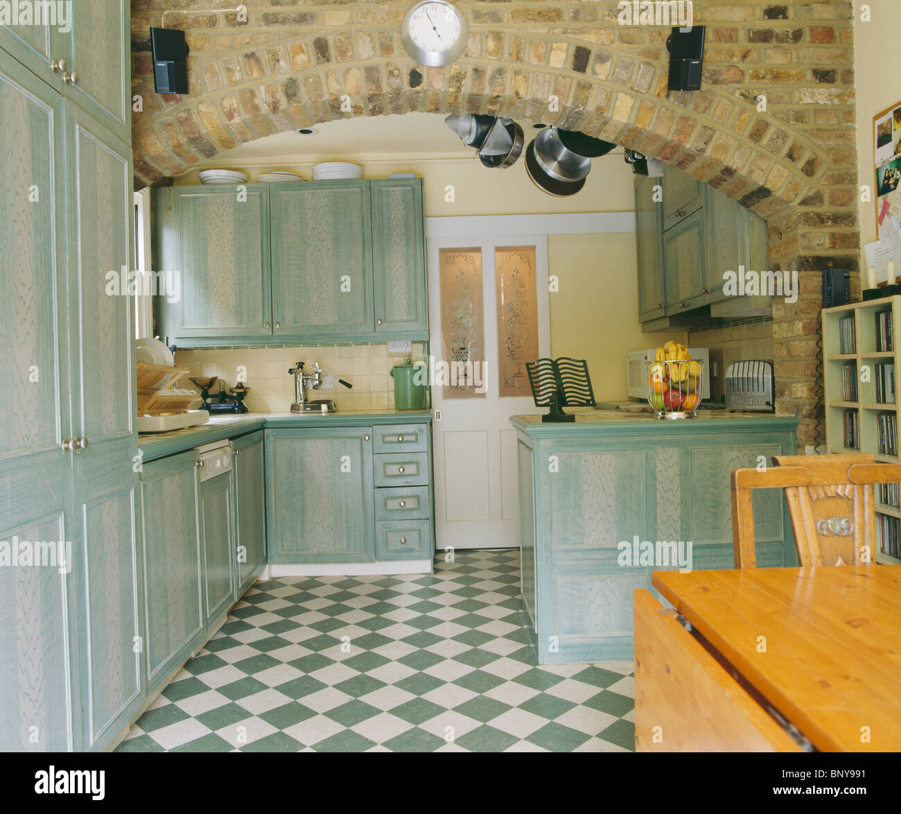 Cucina Americana Classica Con La Pavimentazione in Piastrelle a Quadretti  Immagine Stock - Immagine di soffitto, luminoso: 57381425