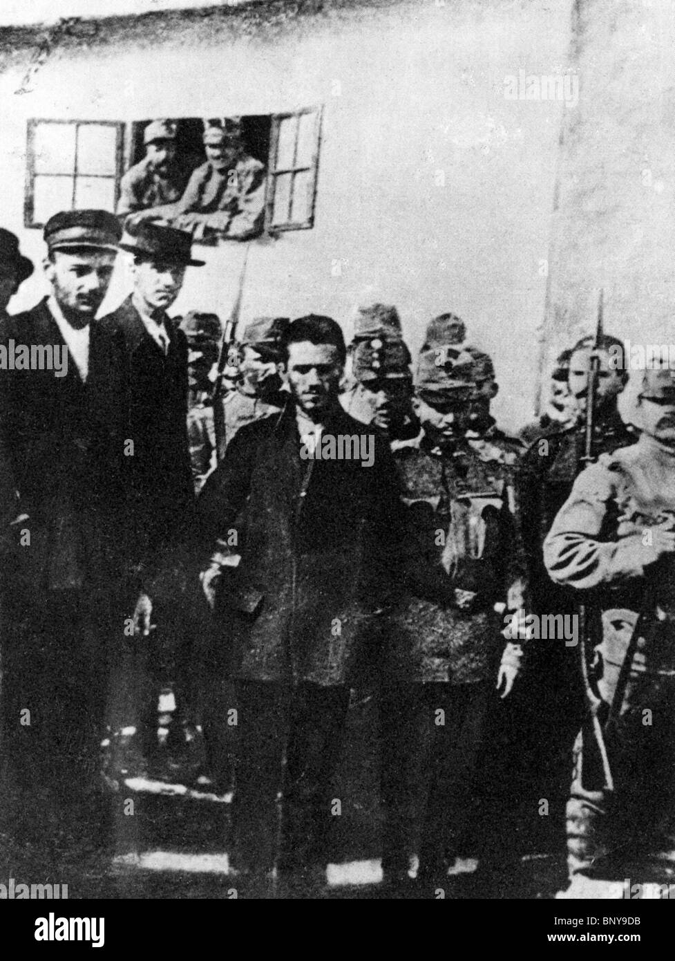 GAVRILO PRINCIP viene sfilato dai suoi rapitori austriaco dopo assassinare arciduca Franz Ferdinand, Sarajevo, Bosnia, 28 giugno 1914 Foto Stock