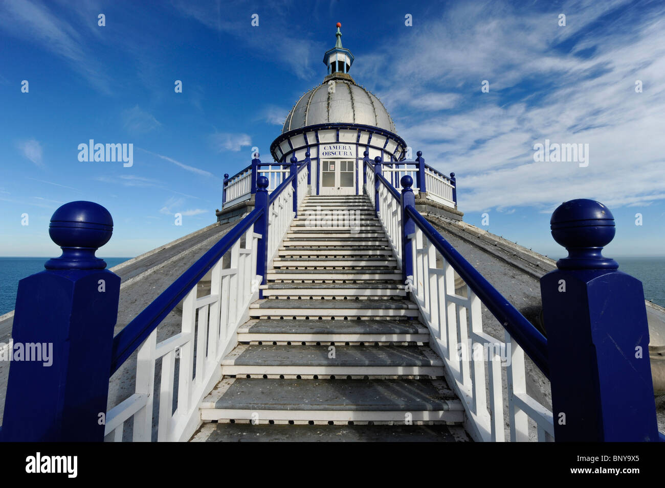 Le scale che portano alla Camera Obscura su Eastbourne Pier, East Sussex, Regno Unito Foto Stock