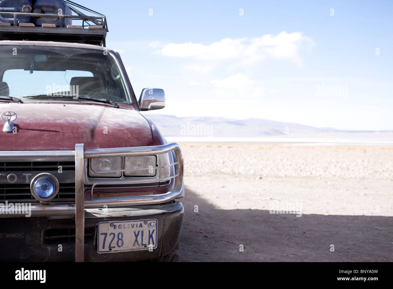 Touring 4WD nel Deserto caricato con ingranaggio Foto Stock