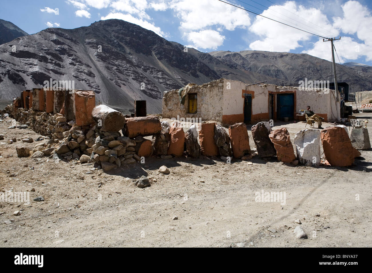 Accampamento militare in un piccolo villaggio lungo la strada tra Leh e Pangong Tso in Ladakh, India. Foto Stock