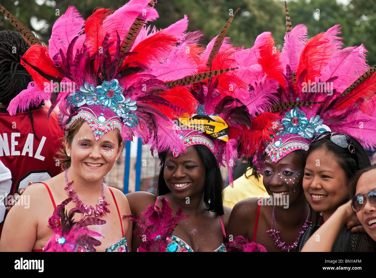 Caribana di Toronto - Luglio 31, 2010 - Ritratto di donne non identificato i partecipanti in un colorato copricapo. Foto Stock