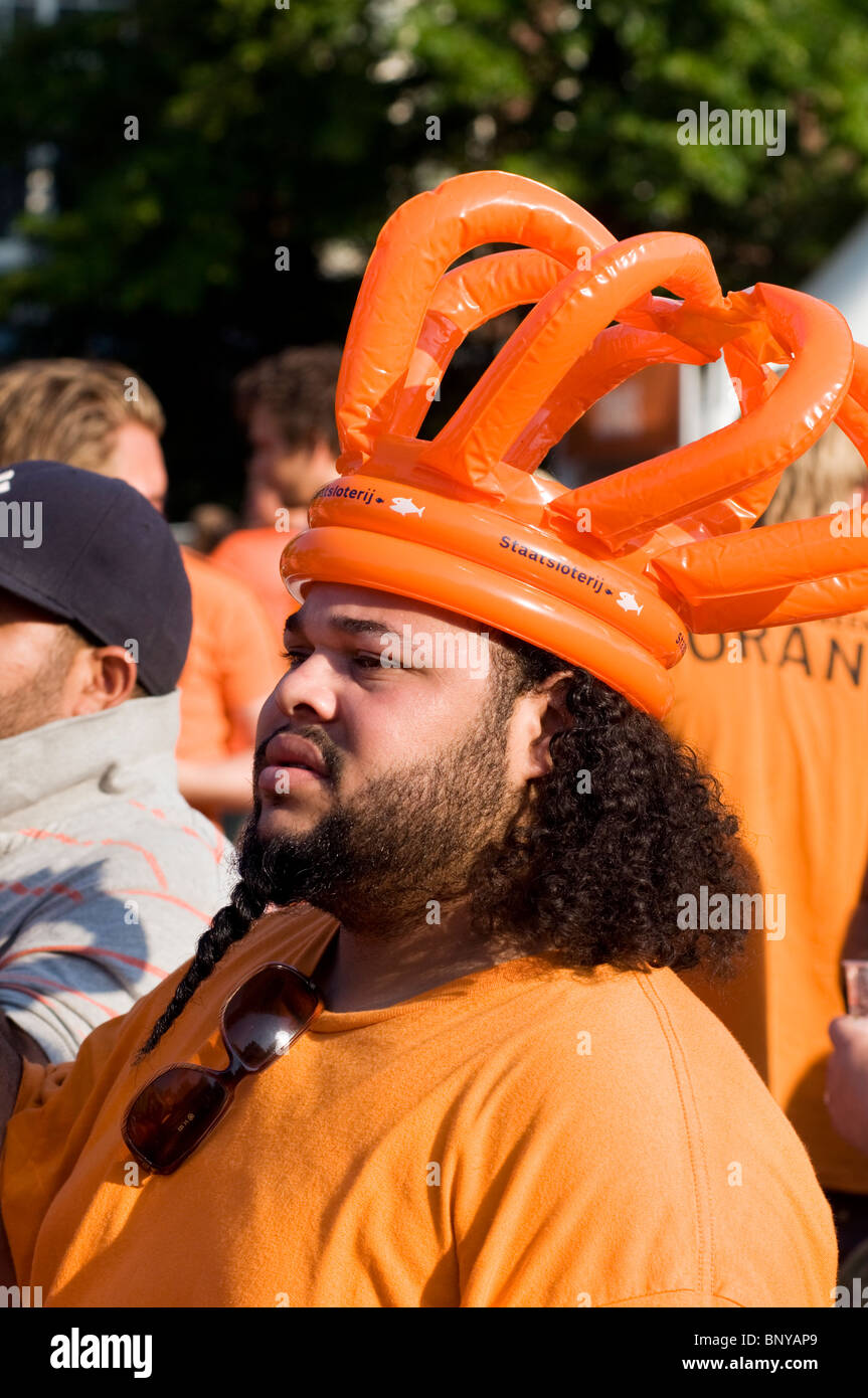 Uomo olandese indossando un buffo cappello arancione in corrispondenza di  un evento esterno che si svolgera a Amsterdam, Paesi Bassi Foto stock -  Alamy