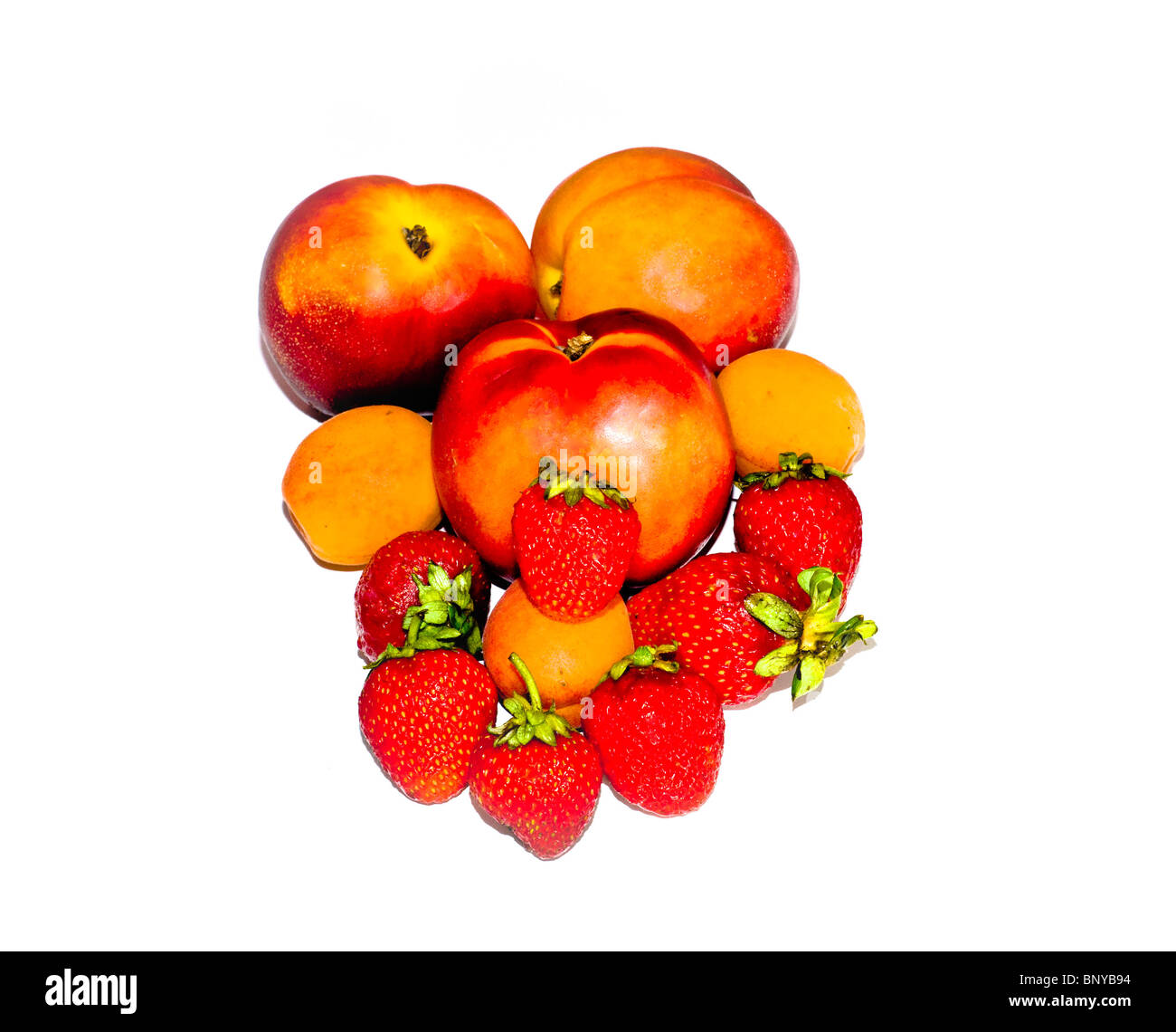 Le pesche e le fragole e altri frutti isolati su sfondo bianco Foto Stock