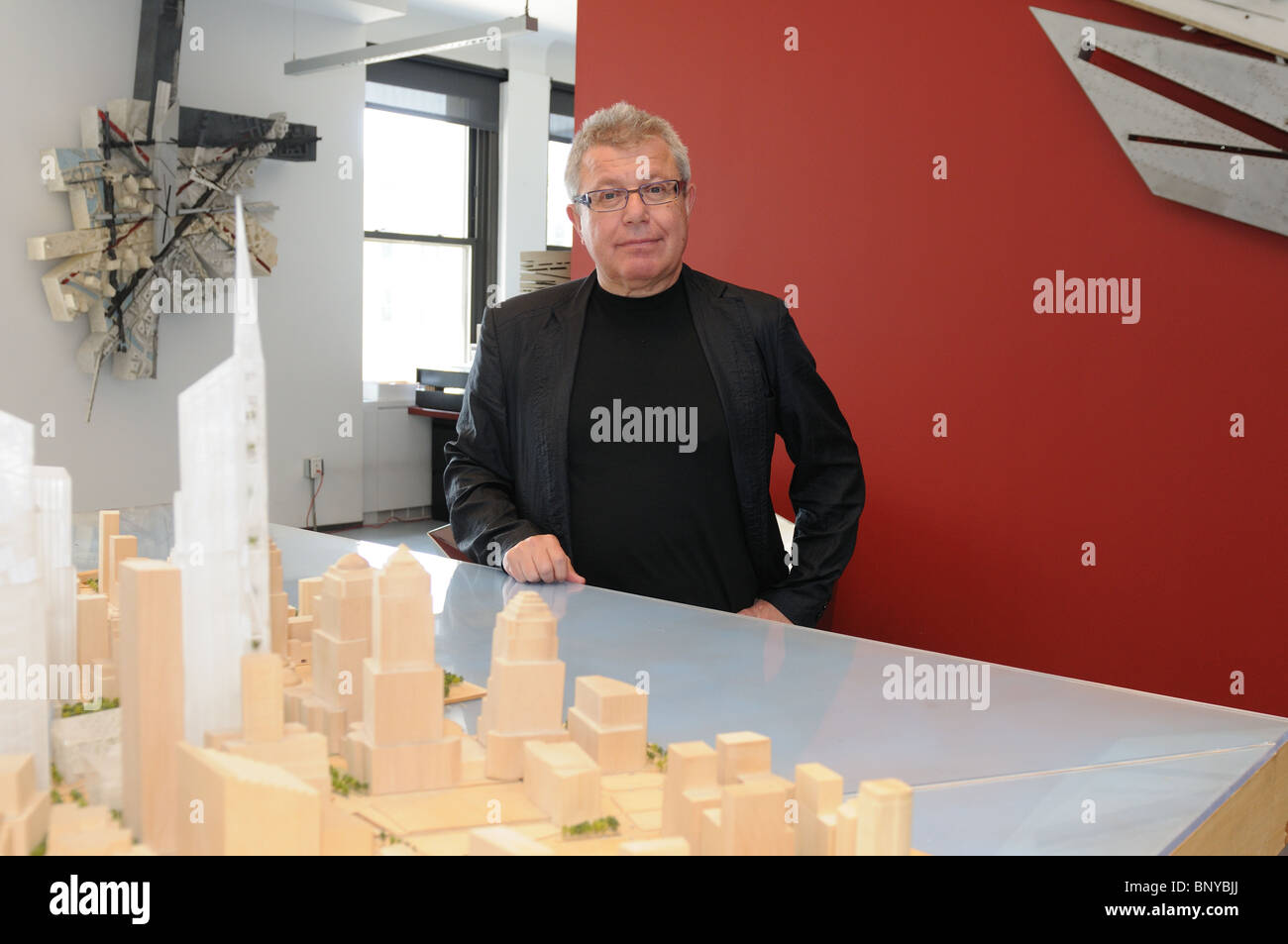 Architetto Daniel Libeskind nel suo studio sulla Rector Street in Manhattan inferiore accanto a un modello di sito del World Trade Center. Foto Stock