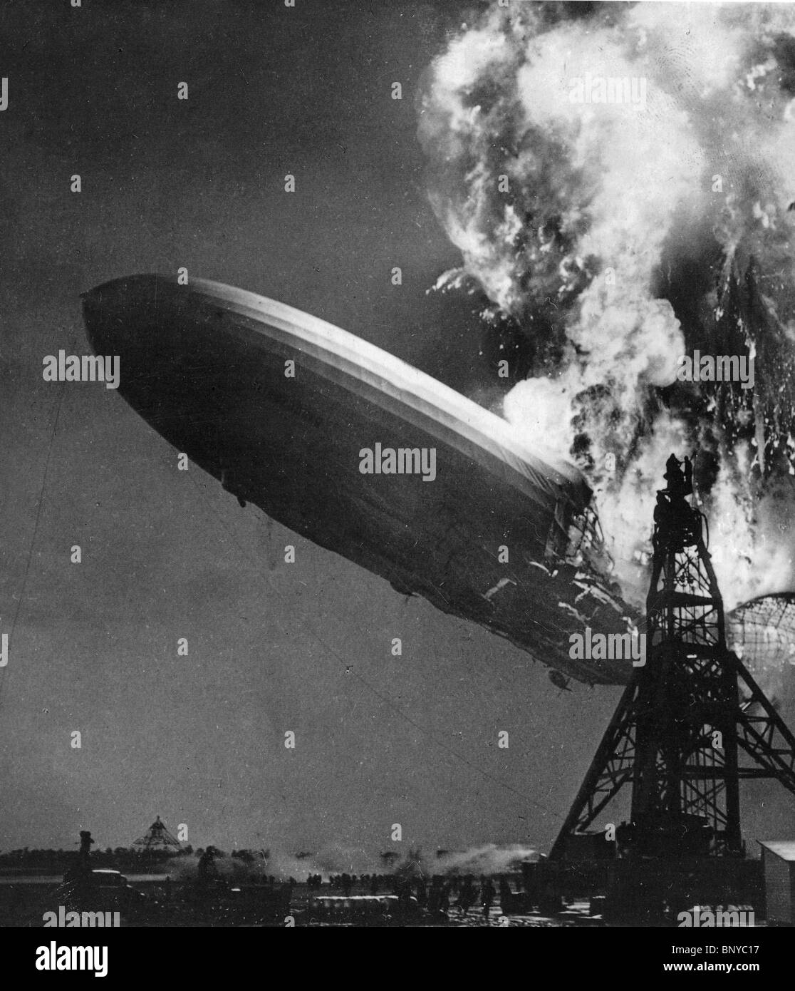 LZ 129 HINDENBURG tedesco dirigibile commerciale prende fuoco mentre ormeggio a Lakehurst Naval Station, New Jersey il 6 maggio 1937 Foto Stock