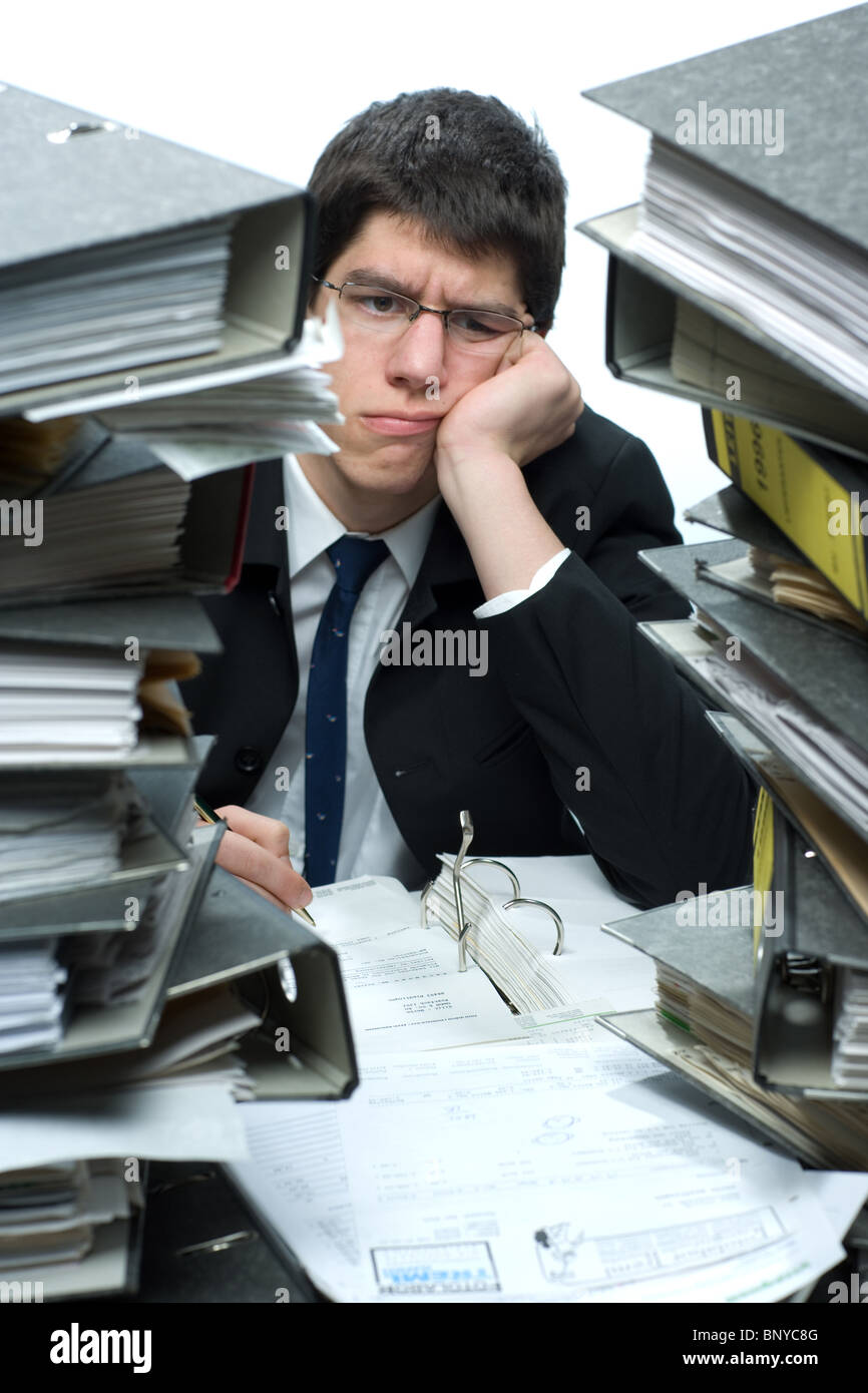 Un uomo chiedendo circa la sua dichiarazione fiscale Foto Stock